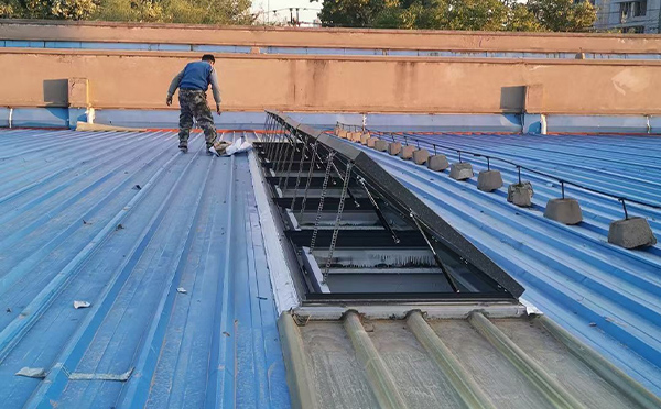 某区域性物流仓储中心同德排烟窗系统安装项目