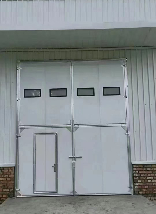 同德工业门在设备装配车间出入口的实施记录